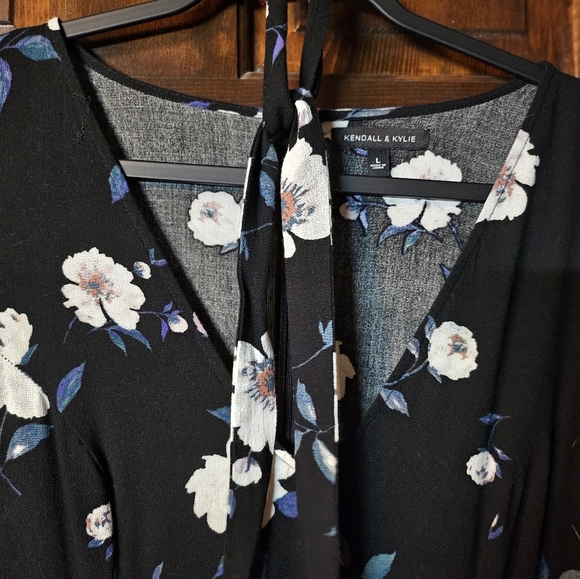 Very pretty romper, has pockets on the shorts - Picture 7 of 9